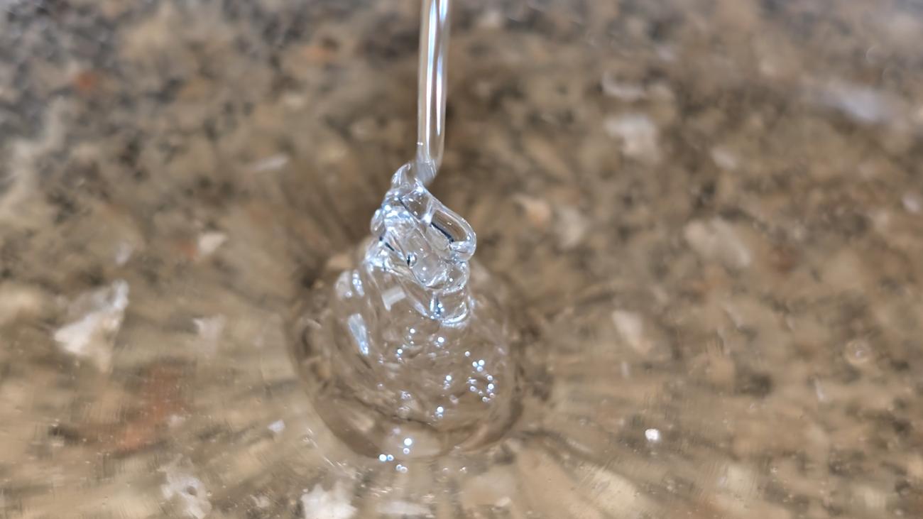 Miel tombant dans le premier filtre